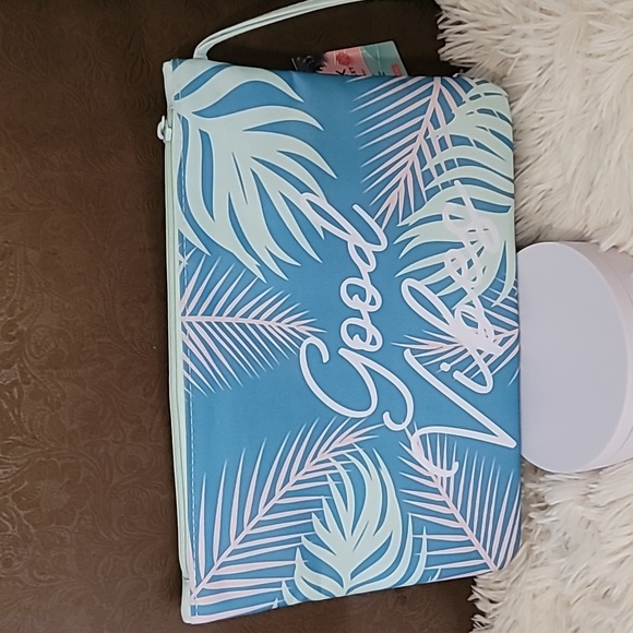 Swim pouch nwt - Picture 2 of 8